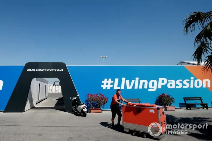 Los equipos de MotoGP empacando