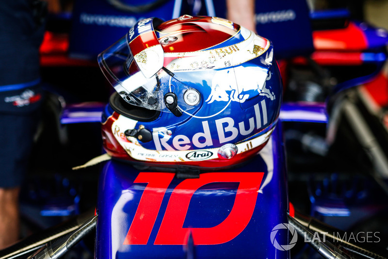 Шлем Пьера Гасли из сезона-2018 (выступал за Toro Rosso)