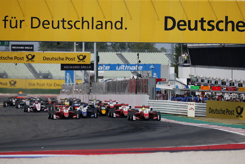 Le départ, Mick Schumacher, PREMA Theodore Racing Dallara F317 - Mercedes-Benz est en tête