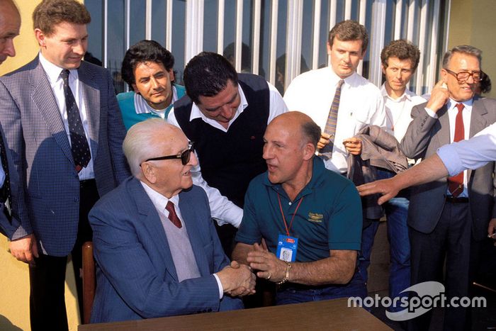 Modena 1987, Enzo Ferrari con Stirling Moss, durante la parata dei veterani della Mille Miglia alla fabbrica della Scaglietti