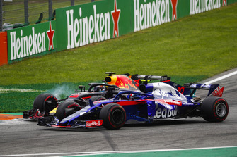 Daniel Ricciardo, Red Bull Racing RB14, and Pierre Gasly, Toro Rosso STR13, go wheel-to-wheel