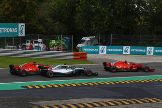 Sebastian Vettel, Ferrari SF71H making contact with Lewis Hamilton, Mercedes AMG F1 W09 and Kimi Raikkonen, Ferrari SF71H leads the race