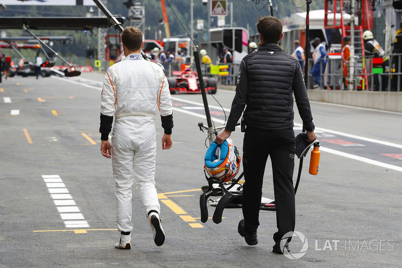 Stoffel Vandoorne, McLaren, dans la voie des stands