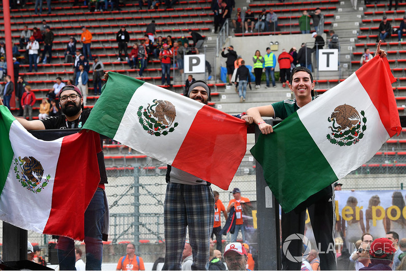 Fans y banderas mexicanas