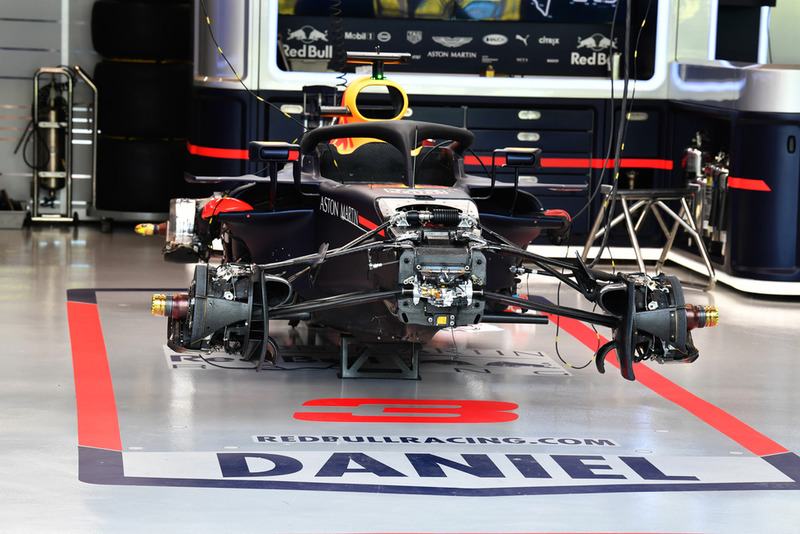 Red Bull Racing RB14 in de garage