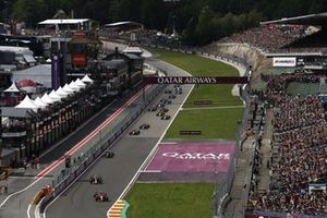 Charles Leclerc, Ferrari SF-23, Sergio Pérez, Red Bull Racing RB19, Lewis Hamilton, Mercedes F1 W14, el resto de la parrilla en la salida.