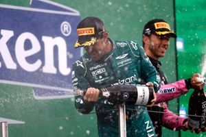 Fernando Alonso, Aston Martin F1 Team, 2ª posición, rocía Champán en el podio