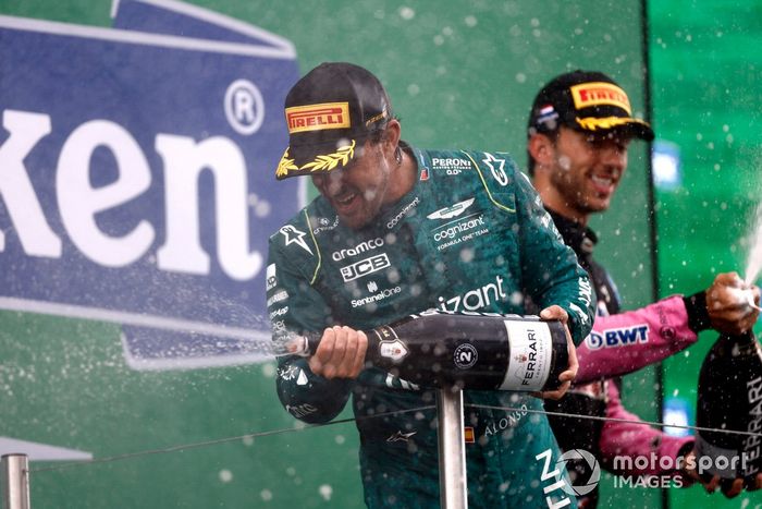 Fernando Alonso, Aston Martin F1 Team, 2ª posición, rocía Champán en el podio