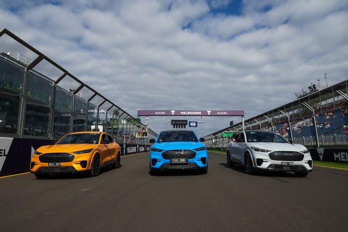 Una carrera con tres Ford Mustang Mach-E