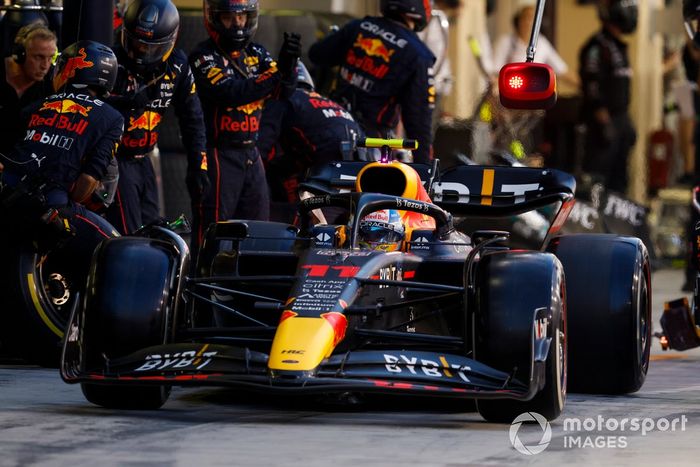 Sergio Pérez, Red Bull Racing RB18, sale de su box tras una parada