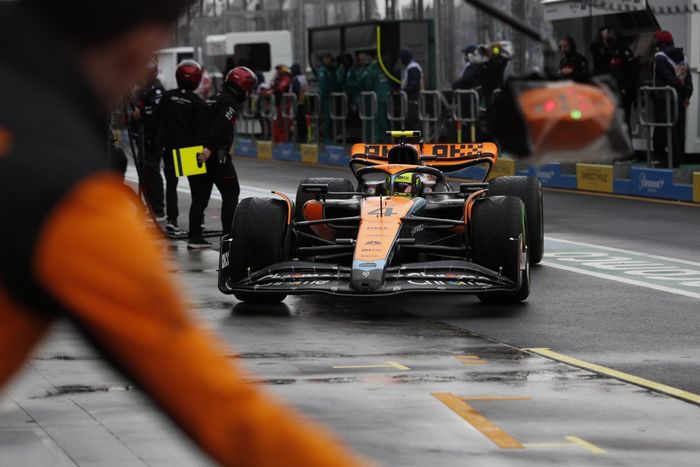 Lando Norris, McLaren MCL60, pit box
