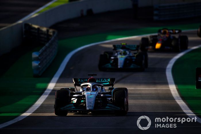George Russell, Mercedes W13, 1ª posición, se dirige al Parc Ferme tras el Sprint