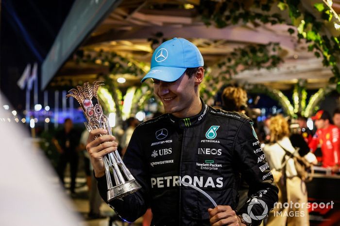 George Russell, Mercedes-AMG, con su trofeo de tercer lugar tras la sanción a Fernando Alonso