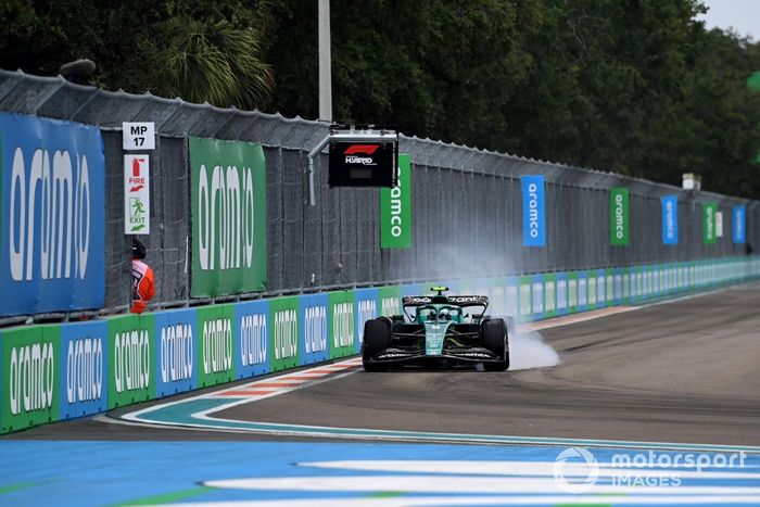 Sebastian Vettel, Aston Martin AMR22, bloquea los frenos