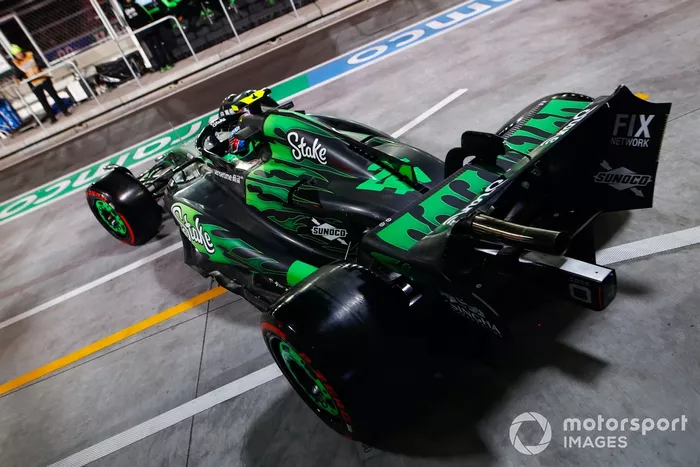 Zhou Guanyu, Stake F1 Team KICK Sauber C44, sale del garaje