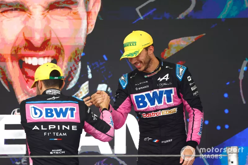 Esteban Ocon, Alpine F1 Team, 2ème position, Pierre Gasly, Alpine F1 Team, 3ème position, célèbrent sur le podium 