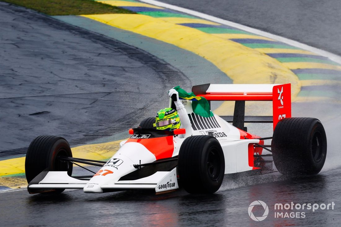 Lewis Hamilton conduce el McLaren MP4/5B de Ayrton Senna