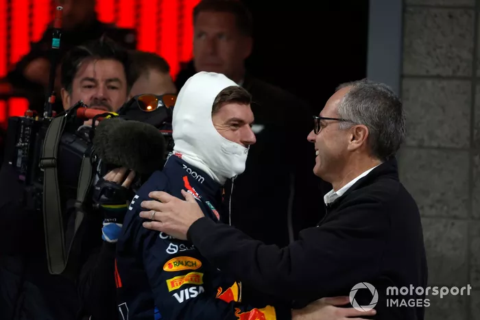 Stefano Domenicali, PDG du groupe Formula One, félicite le champion du monde Max Verstappen, Red Bull Racing.