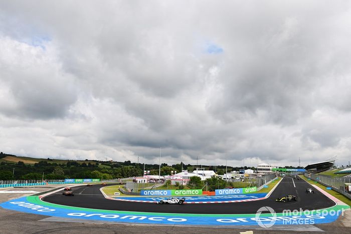 Carlos Sainz Jr., McLaren MCL35, leads Pierre Gasly, AlphaTauri AT01 and Daniel Ricciardo, Renault F1 Team R.S.20 on the formation lap