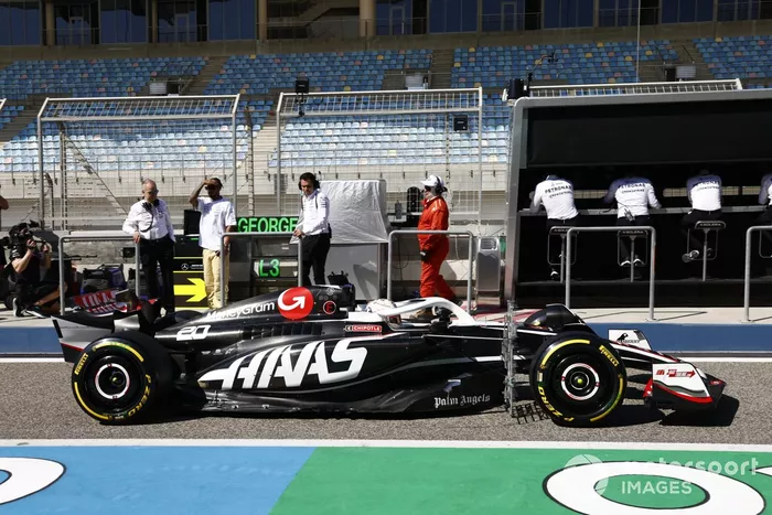 Lewis Hamilton, Mercedes-AMG mira a Kevin Magnussen, Haas VF-24 