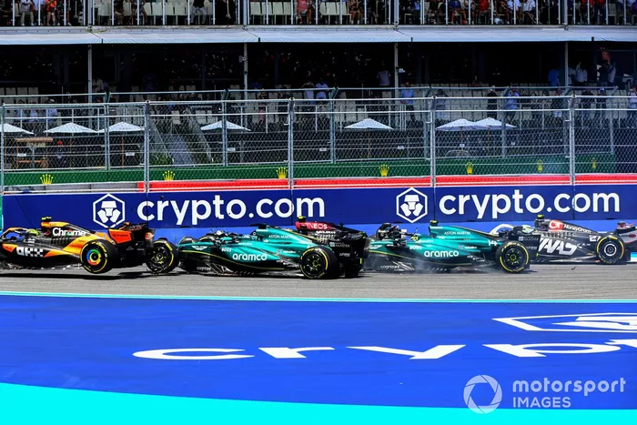 Lando Norris, McLaren MCL38, Lance Stroll, Aston Martin AMR24, Fernando Alonso, Aston Martin AMR24, y Sir Lewis Hamilton, Mercedes F1 W15, chocan en la salida del Sprint.