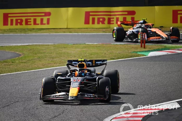 Sergio Pérez, Red Bull Racing RB20, Lando Norris, McLaren MCL38