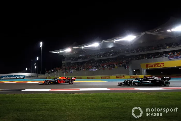 Max Verstappen, Red Bull Racing RB16B, Lewis Hamilton, Mercedes W12, en la última vuelta