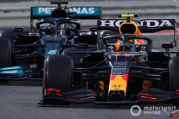 Sergio Pérez, Red Bull Racing RB16B, Lewis Hamilton, Mercedes W12