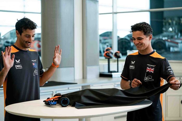 Daniel Ricciardo y Lando Norris con el McLaren F1 de LEGO® Technic™