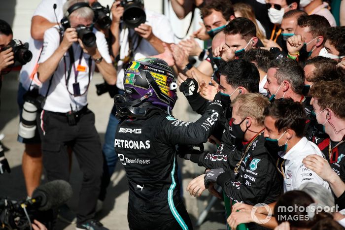 Ganador Lewis Hamilton, Mercedes, celebra con su equipo en Parc Ferme