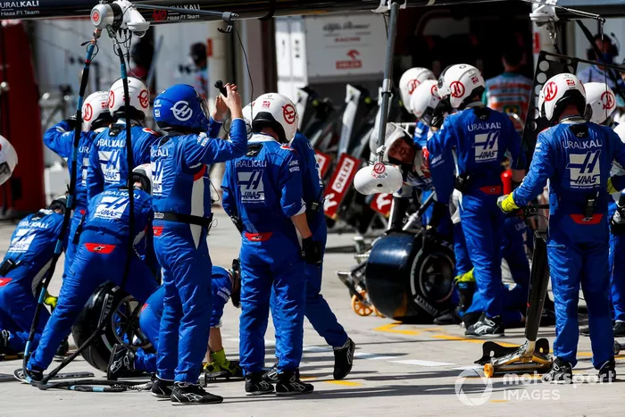 El equipo de boxes de Haas F1 se prepara para una parada