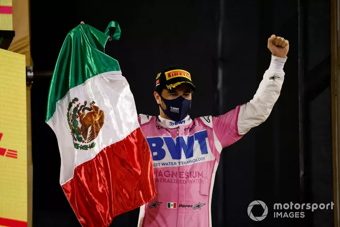 Podio: ganador Sergio Pérez, Racing Point, celebra con una bandera mexicana