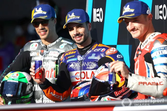 Los 3 primeros clasificados: ganador de la pole Miguel Oliveira, Red Bull KTM Tech 3, segundo Franco Morbidelli, Petronas Yamaha SRT, tercero Jack Miller, Pramac Racing