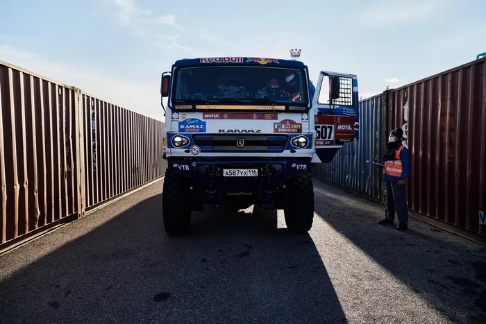 Embarque del Dakar 2021 en Marsella