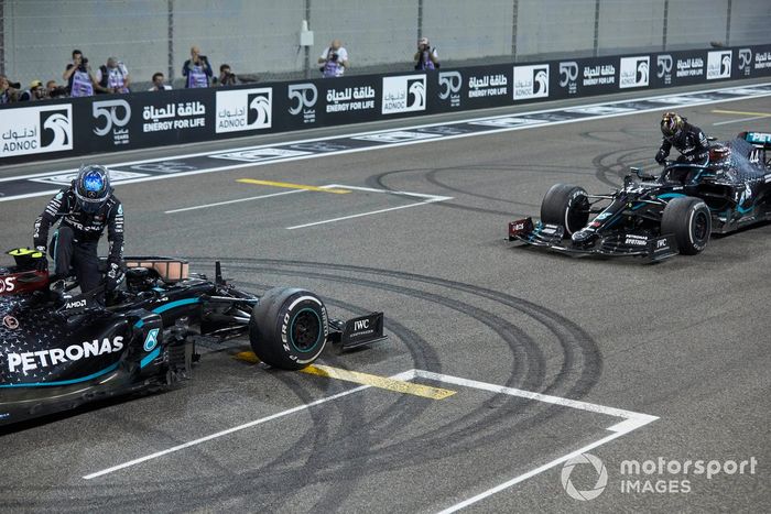 Valtteri Bottas, Mercedes F1 W11, 2ª posición, y Lewis Hamilton, Mercedes F1 W11, 3ª posición, en la parrilla después de los donuts de celebración