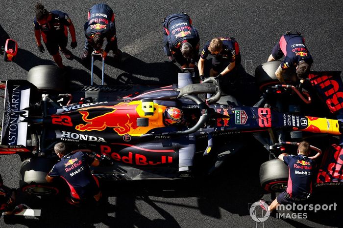 Alex Albon, Red Bull Racing RB16, en pits