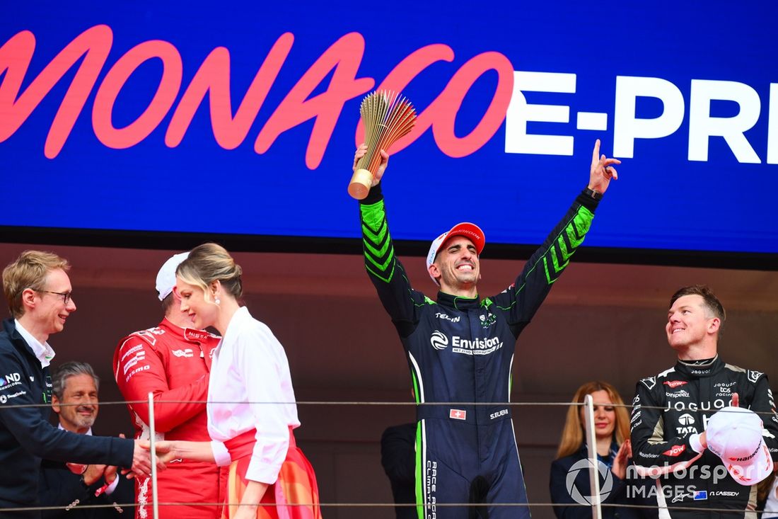 Ganador de la carrera Sébastien Buemi, Envision Racing, segundo clasificado Oliver Rowland, Nissan Formula E Team, tercer clasificado Nick Cassidy, Jaguar TCS Racing, Sylvain Filippi, Director General, CTO de Envision Racing.