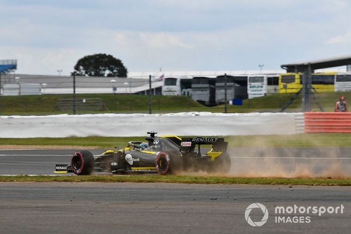 Daniel Ricciardo, Renault F1 Team R.S.19, se sale durante los libres