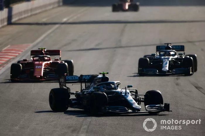 Valtteri Bottas, Mercedes AMG W10, Charles Leclerc, Ferrari SF90, y Lewis Hamilton, Mercedes AMG F1 W10