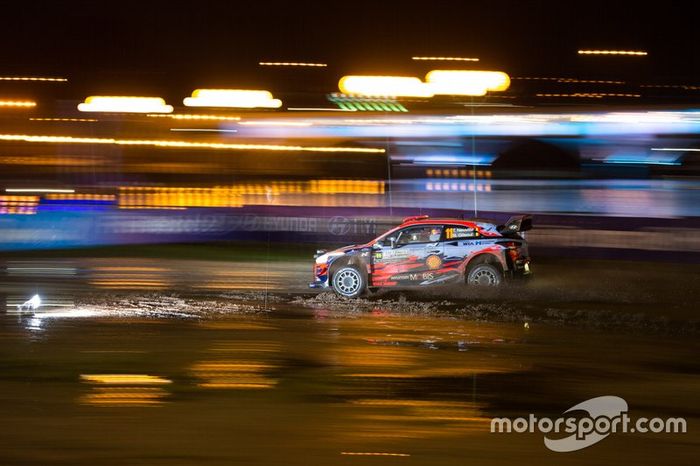 Thierry Neuville, Nicolas Gilsoul, Hyundai Motorsport Hyundai i20 Coupe WRC with Andrea Adamo, Team principal Hyundai Motorsport