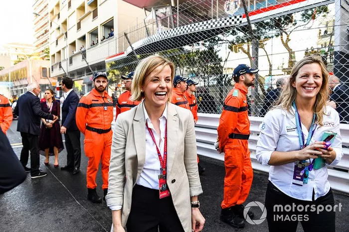 Susie Wolff, teambaas Venturi Formule E, viert het podiumresultaat in parc ferme