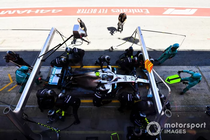 Valtteri Bottas, Mercedes AMG W10, pit stop
