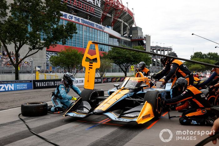 Felix Rosenqvist, Arrow McLaren SP Chevrolet, pit stop
