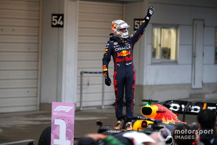 Max Verstappen, Red Bull Racing, 1ª posición, celebra su llegada al Parc Ferme