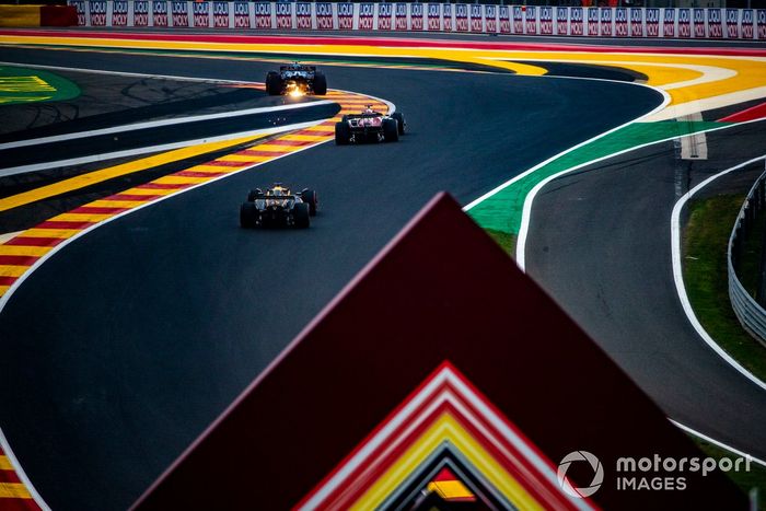 Esteban Ocon, Alpine A522, Zhou Guanyu, Alfa Romeo C42, Daniel Ricciardo, McLaren MCL36