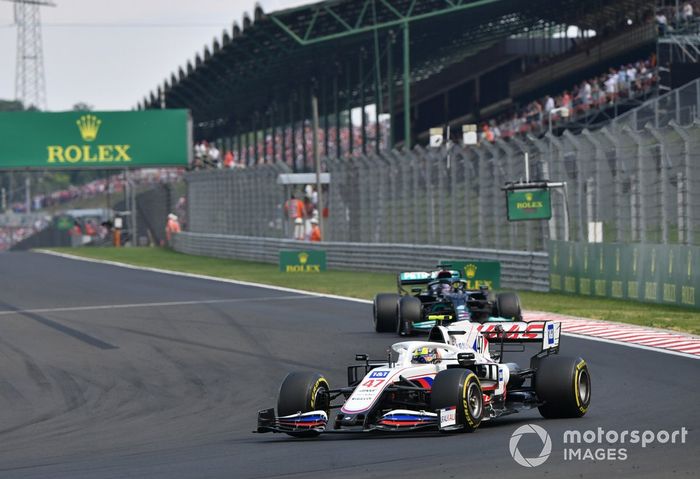 Mick Schumacher, Haas VF-21 , Lewis Hamilton, Mercedes W12