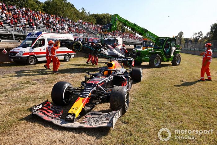 Los coches dañados de Max Verstappen, Red Bull Racing RB16B, y Lewis Hamilton, Mercedes W12, son retirados por los comisarios