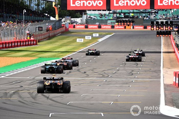 Lewis Hamilton, Mercedes W13, Valtteri Bottas, Alfa Romeo C42, George Russell, Mercedes W13, Daniel Ricciardo, McLaren MCL36, Sebastian Vettel, Aston Martin AMR22, practican sus procedimientos de salida al final de la FP2
