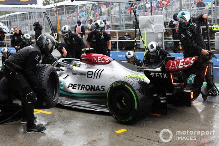 Lewis Hamilton, Mercedes W13, práctica de parada en boxes
