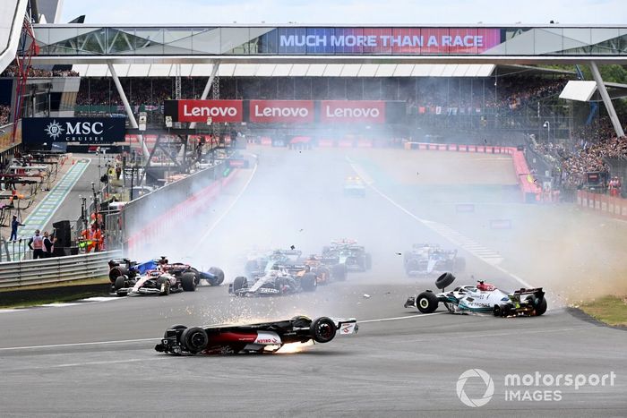 Zhou Guanyu, Alfa Romeo C42 se estrella en la salida de la carrera